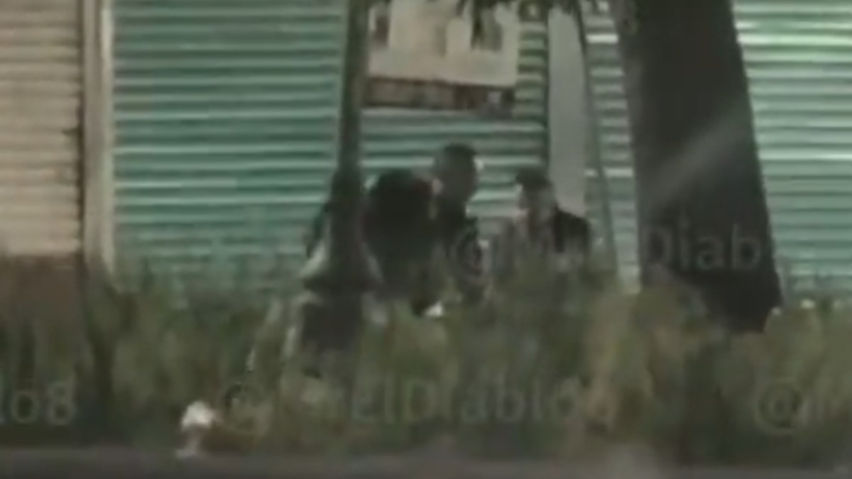 Policías capitalinos tirando el cuerpo de Erick Omar tras su muerte.