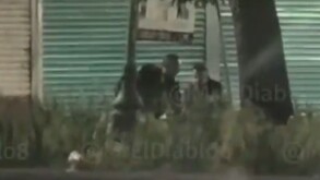 Policías capitalinos tirando el cuerpo de Erick Omar tras su muerte.