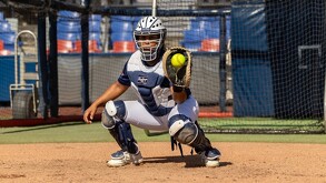 Yarianna López Boza, cátcher de Sultanes Femenil durante la práctica.