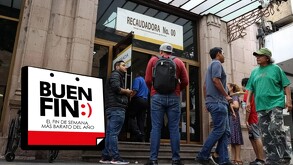 Personas al exterior de la oficina recaudadora de Hacienda número 00 en calles del centro de Guadalajara, Jalisco