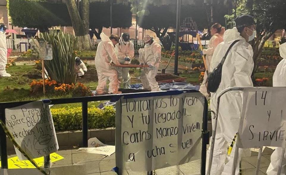 Peritos regresaron al lugar donde el alcalde Carlos Manzo fue asesinado, para investigar nuevamente.