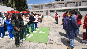 Mexiquenses haciendo simulacro por sismos en México.