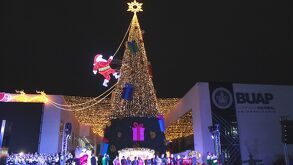 La Benemérita Universidad Autónoma de Puebla enciende el árbol navideño del CCU en la BUAP.