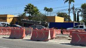 Volcadura de camión de carga en avenida Miguel Alemán en Apodaca.