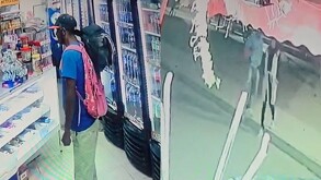 Imágenes de cámaras de seguridad en donde se capta a la víctima y a su acosador, quien la atacó con un machete en un callejón.