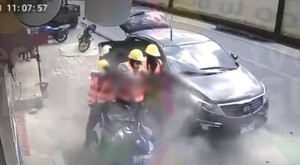 Sicarios disfrazados de albañiles con cascos y chalecos naranjas en calles de Guatemala al lado de un auto Honda gris y con motos alrededor