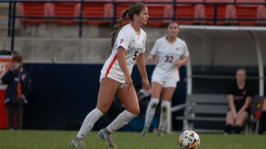 Lauren Turner durante un partido de Cal State Fullerton.