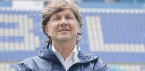 hernán cristante con una chamarra del club puebla