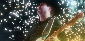 Alegres del-Barranco: público canta letra de-corridos