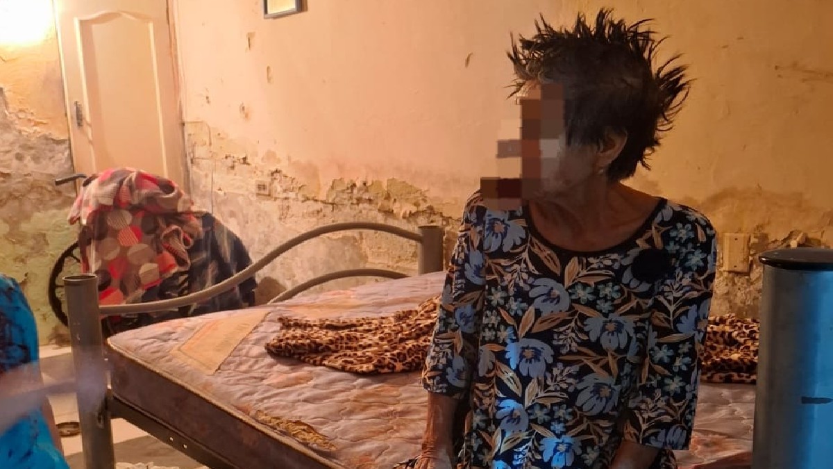 Adulta mayor que fue rescatada tras ser encerrada con llave en su casa en la colonia Santiago Ramírez de Torreón.