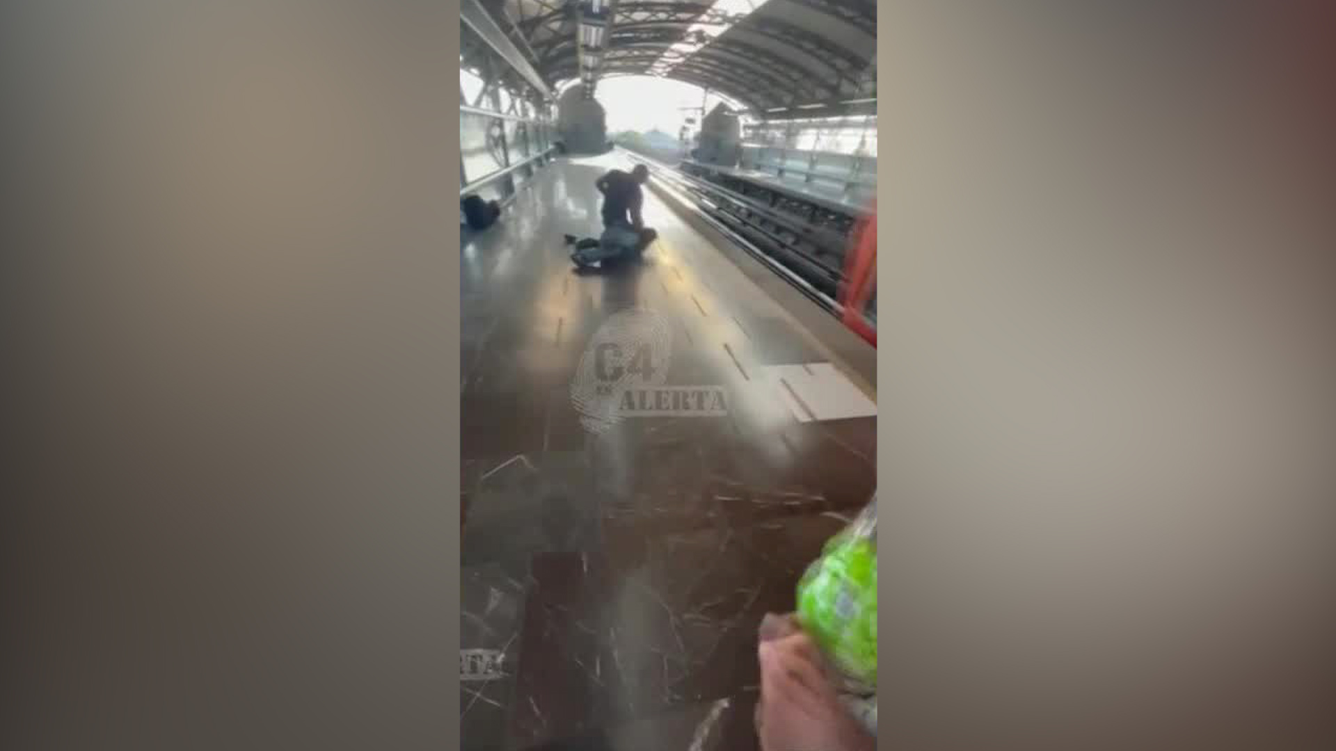 De acuerdo con los reportes uno de los involucrados se encontraba en estado de ebriedad y agredió a un joven.