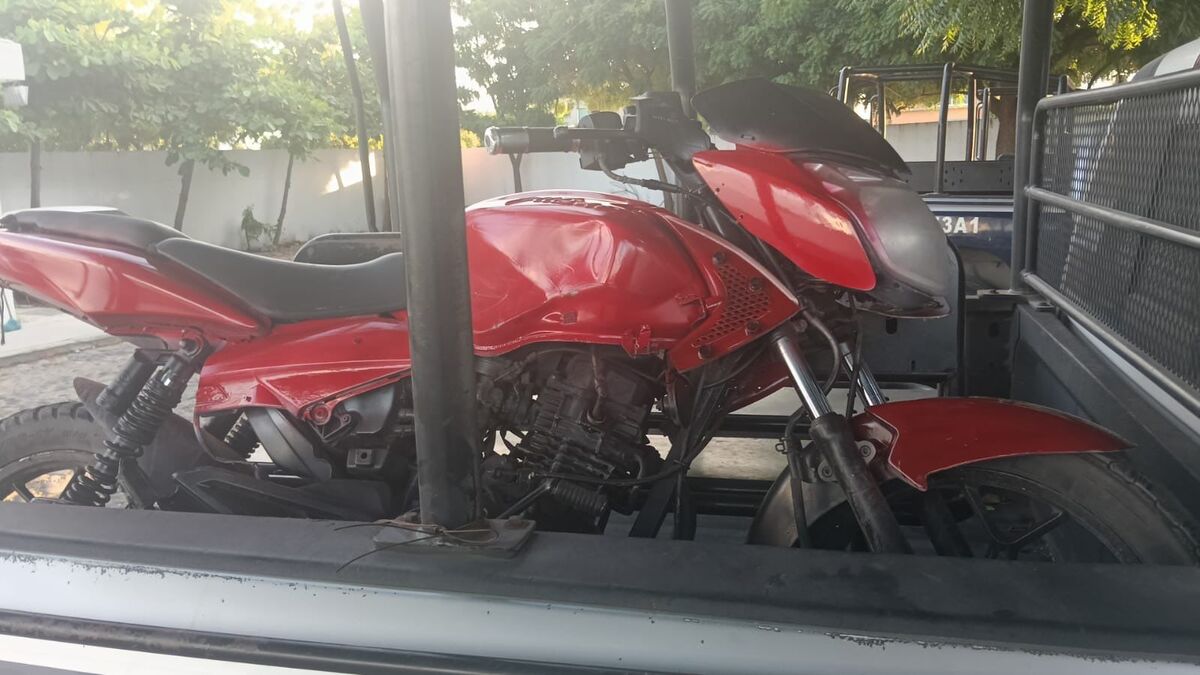 Motocicleta sobre la caja de una camioneta