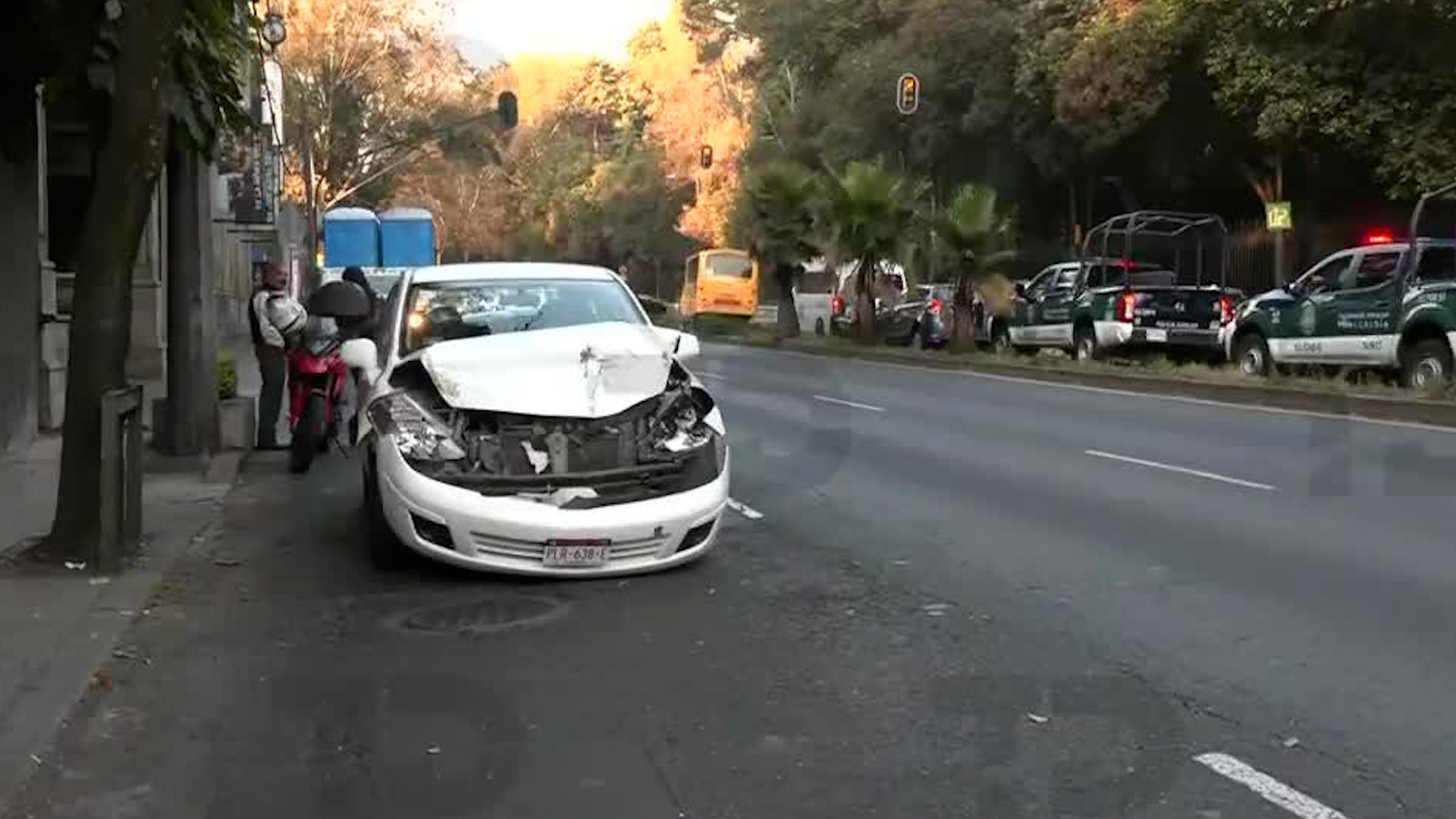 La conductora del automóvil compacto presenta lesiones menores a pesar del fuerte incidente.