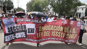 Integrantes de la Sección 22 de la Coordinadora Nacional de Trabajadores de la Educación (CNTE) se manifestaron.