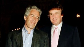 Donald Trump y el fallecido empresario Jeffrey Epstein, durante un evento social.