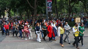 Mexicanos desalojando los edificios ante la activación de la Alerta Sísmica.