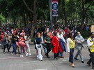 Mexicanos desalojando los edificios ante la activación de la Alerta Sísmica.
