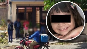 Personas con el rostro difuminado al exterior de una vivienda.