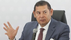 Gobernador de Puebla, Alejandro Armenta, durante una conferencia de prensa.