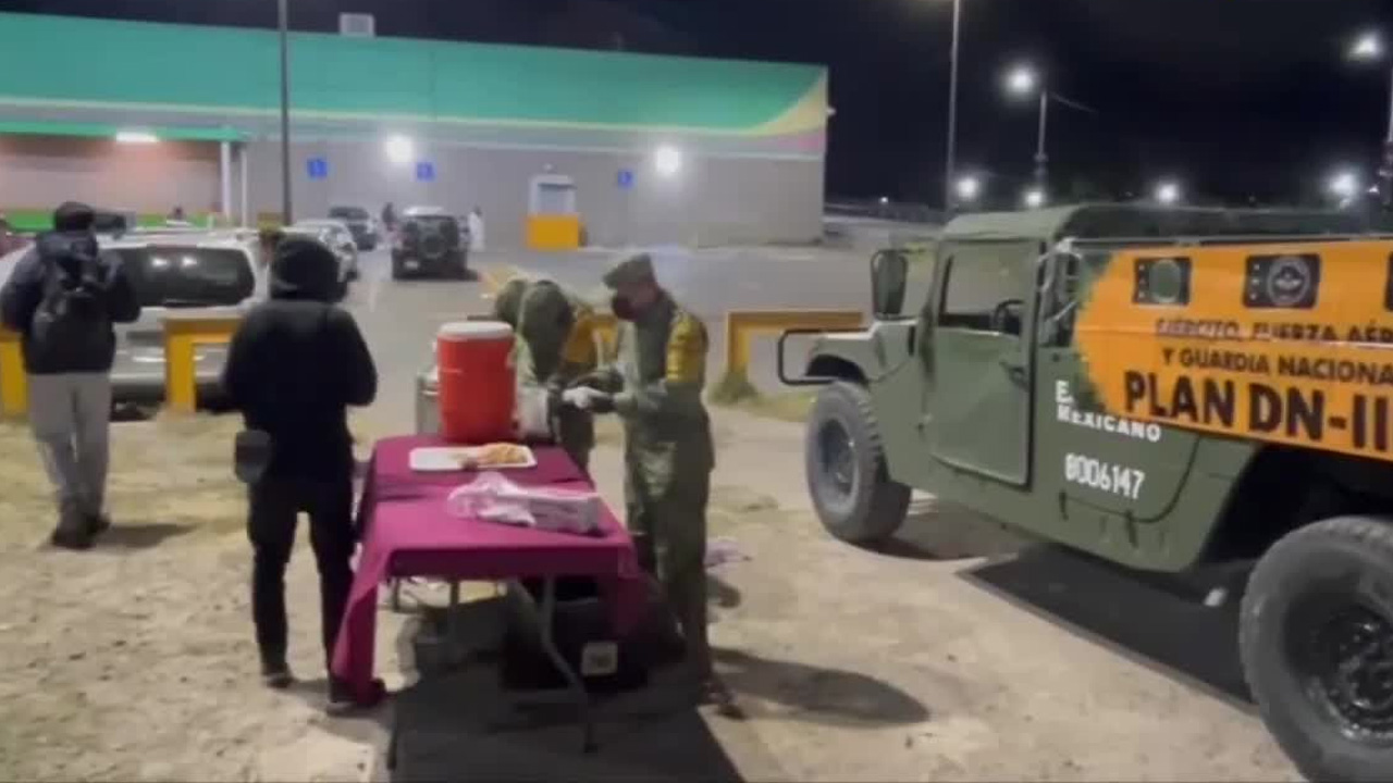Elementos del Ejército Mexicano distribuyeron bebidas calientes y pan en Zumpango, Huehuetoca y San Juan Teotihuacán.