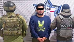 Agentes de policía presentan a un hombre tras detenerlo en Puebla.