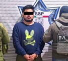 Agentes de policía presentan a un hombre tras detenerlo en Puebla.