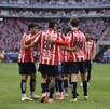 Chivas festejando ante los Rayados del Monterrey.