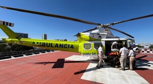 Helicóptero ambulancia y paramédicos del SAMU de Jalisco ingresando a la niña wixárika en camilla para su traslado