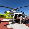 Helicóptero ambulancia y paramédicos del SAMU de Jalisco ingresando a la niña wixárika en camilla para su traslado