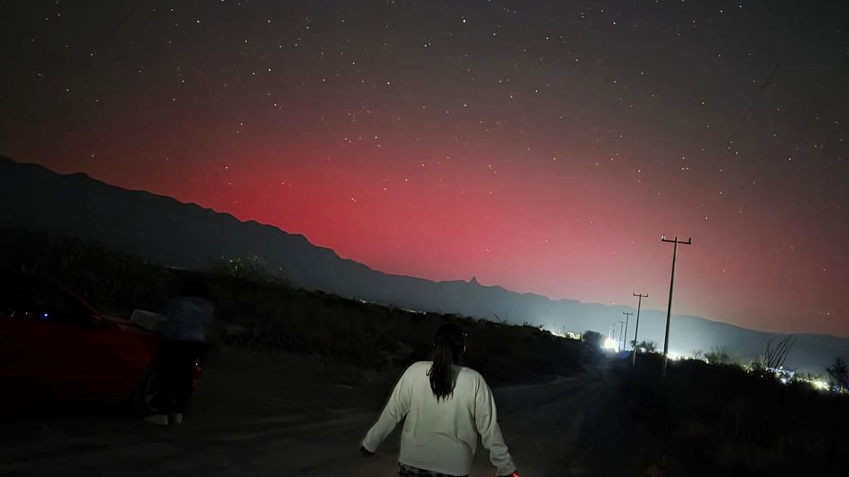 Auroras boreales aparecen en García, Nuevo León.
