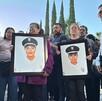 Familiares y colegas de policías de Jalisco rinden homenaje. Mujeres en el centro sostienen dos retratos de oficiales de policía caídas en un ambiente de triste