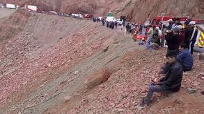 Tragedia en Perú en la orilla del río Ocoña, donde muchas personas están presenciando la catástrofe.