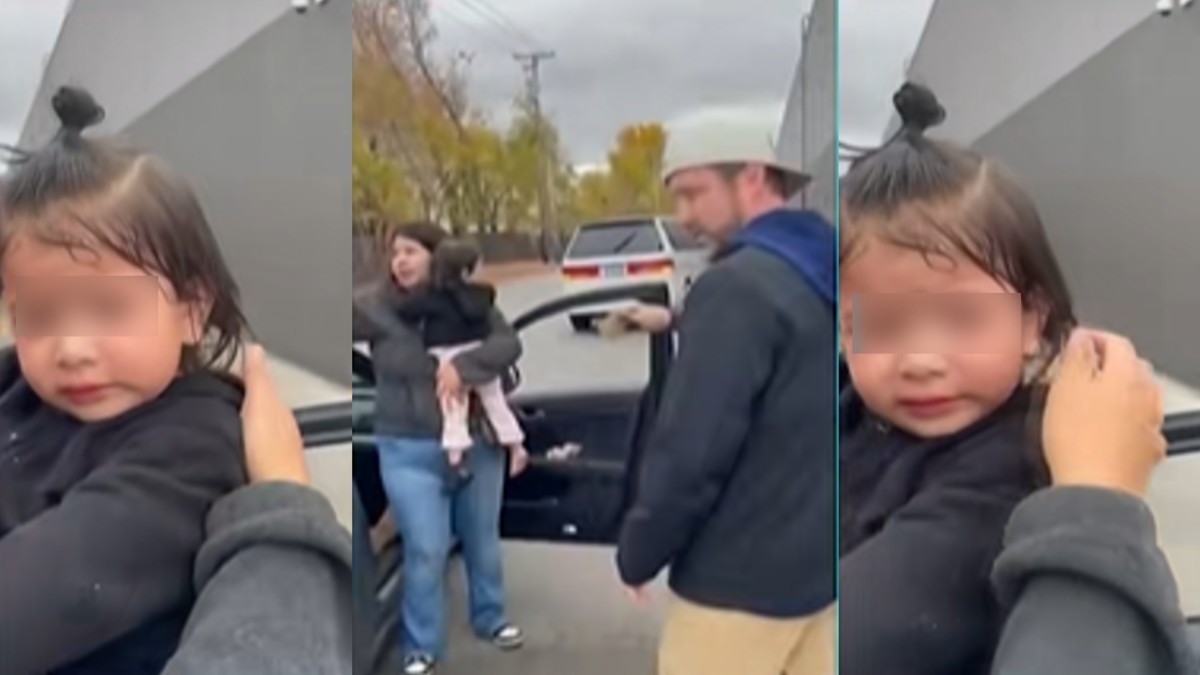 Bebé llorando y madre cargando a su bebé.