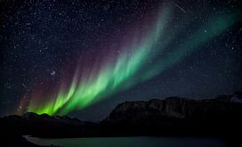 La imagen muestra una aurora boreal, fenómeno que no es exclusivo de la Tierra, pues se han logrado observar en otros planetas, cometas y estrellas.