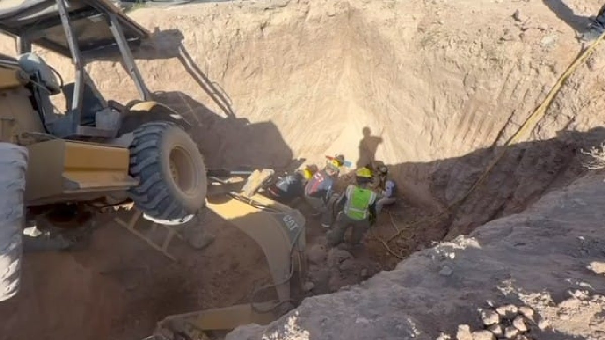 Retroexcavadora en color amarillo adentro de una zanja de 4 metros
