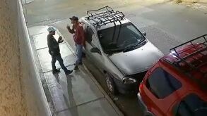 Autoridades lograron captar en video, el momento en el que roban un auto con todo y perro en Tehuacán,