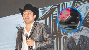 Julión Álvarez con sombrero negro y saco en color gris, además una imagen de sus pies pisando un celular.