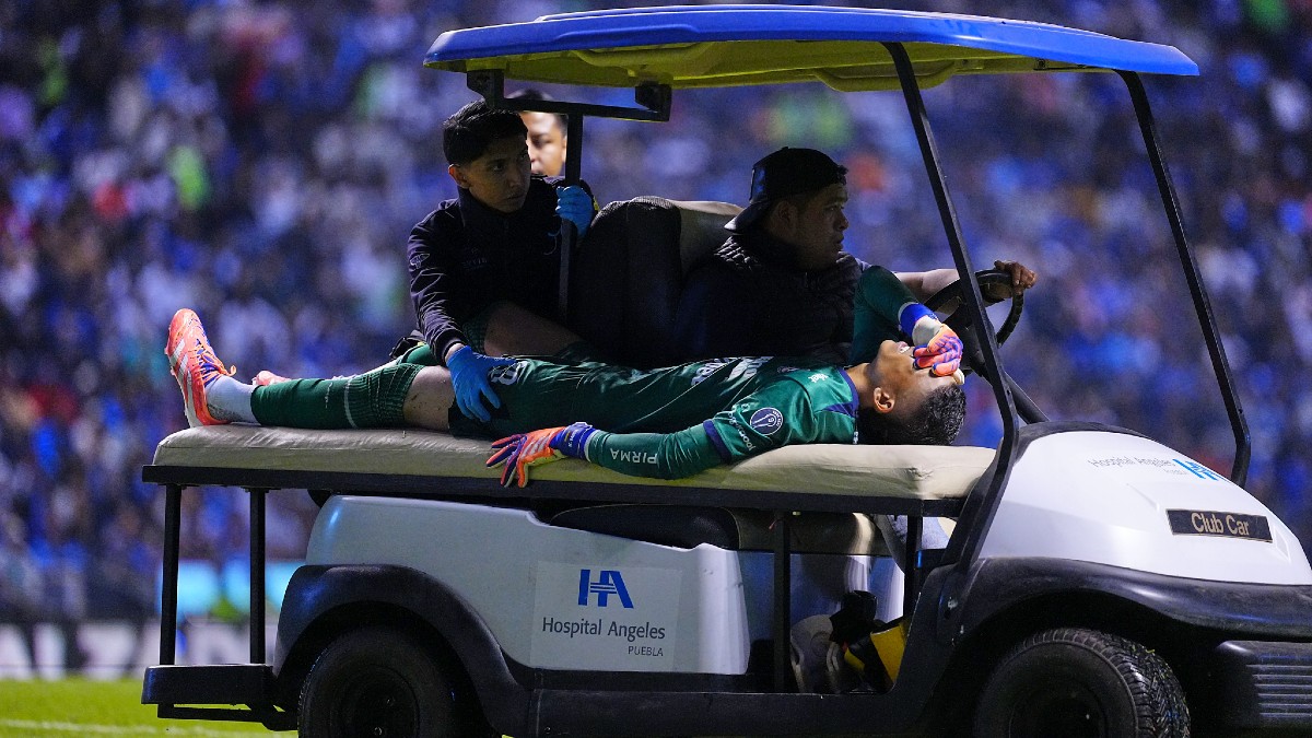 Kevin Mier fue sacado del campo en el carrito de asistencias luego del choque con el panameño  Adalberto Carrasquilla.