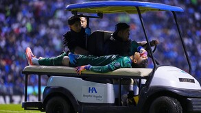 Kevin Mier fue sacado del campo en el carrito de asistencias luego del choque con el panameño  Adalberto Carrasquilla.