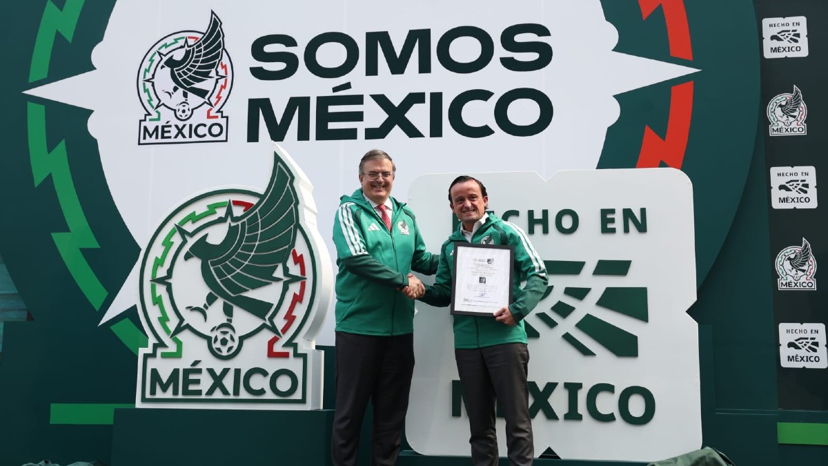 Mikel Arreola y Marcelo Ebrard en el evento.