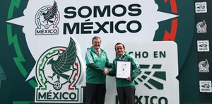 Mikel Arreola y Marcelo Ebrard en el evento.