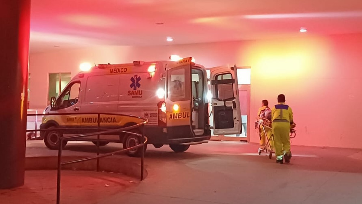 Imagen genérica de una ambulancia con luces rojas.