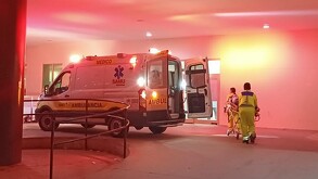 Imagen genérica de una ambulancia con luces rojas.