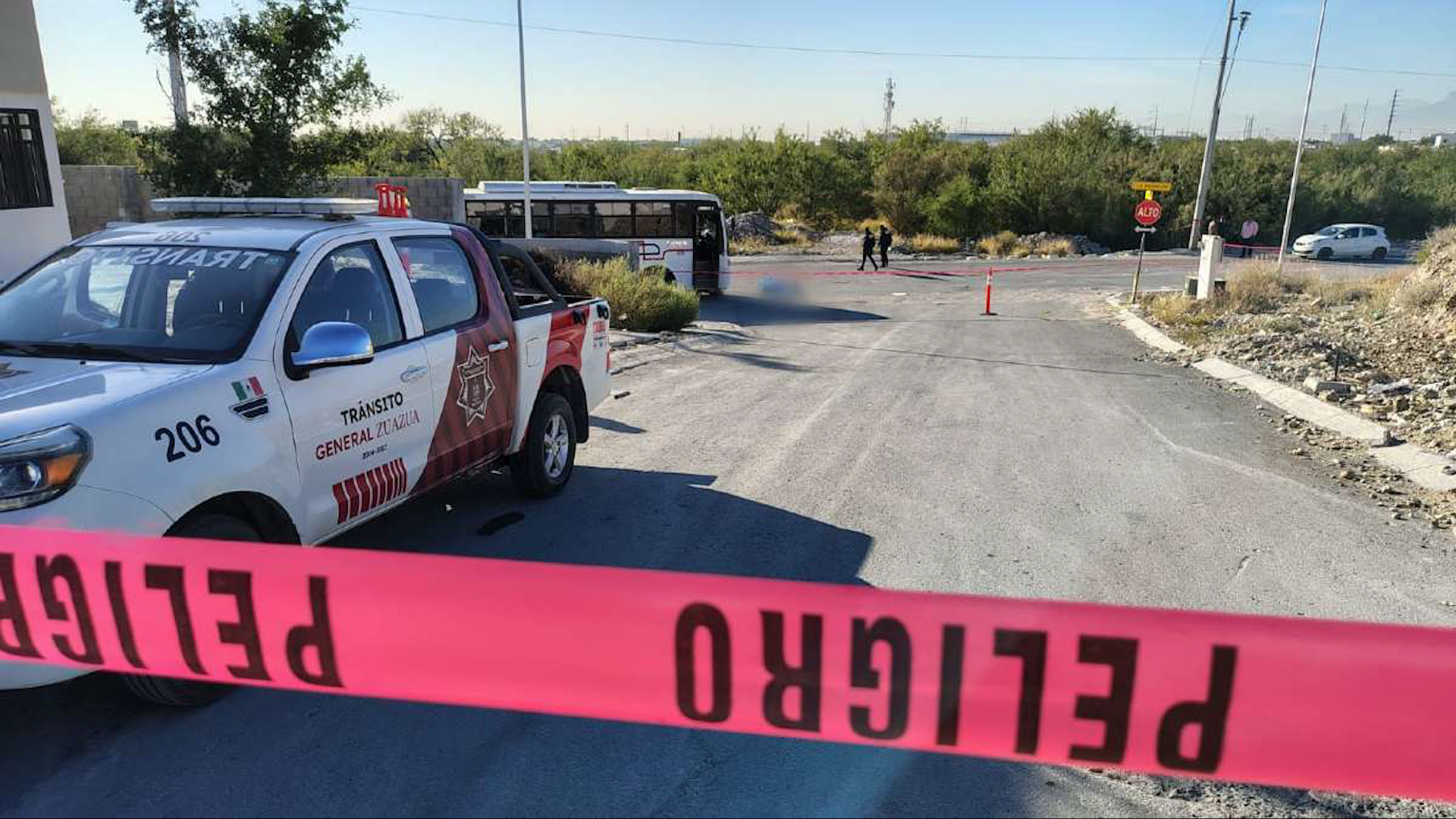 De acuerdo con los primeros reportes, el accidente habría ocurrido cuando el motociclista presuntamente no respetó un señalamiento de 