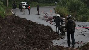 Personas atravesando un camino destruido debido a las inundaciones.
