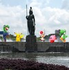 Fotomontaje de los personajes de Nintendo (Mario, Luigi, Pikachu, Toad, Kirby, Yoshi y Link) bailando sobre la base de la estatua de La Minerva en Guadalajara.
