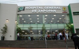 Fachada del Hospitalito de Zpaopan, algunas personas a las afueras