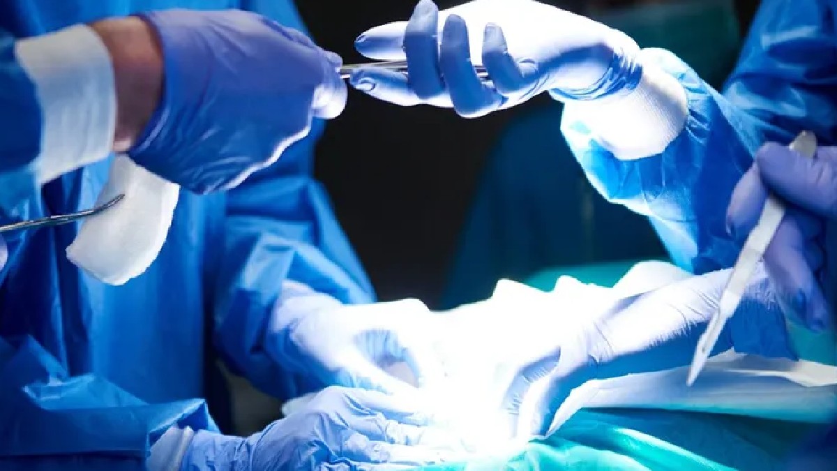 Doctores vestidos con quirúrgico y guantes sosteniendo herramientas médicas