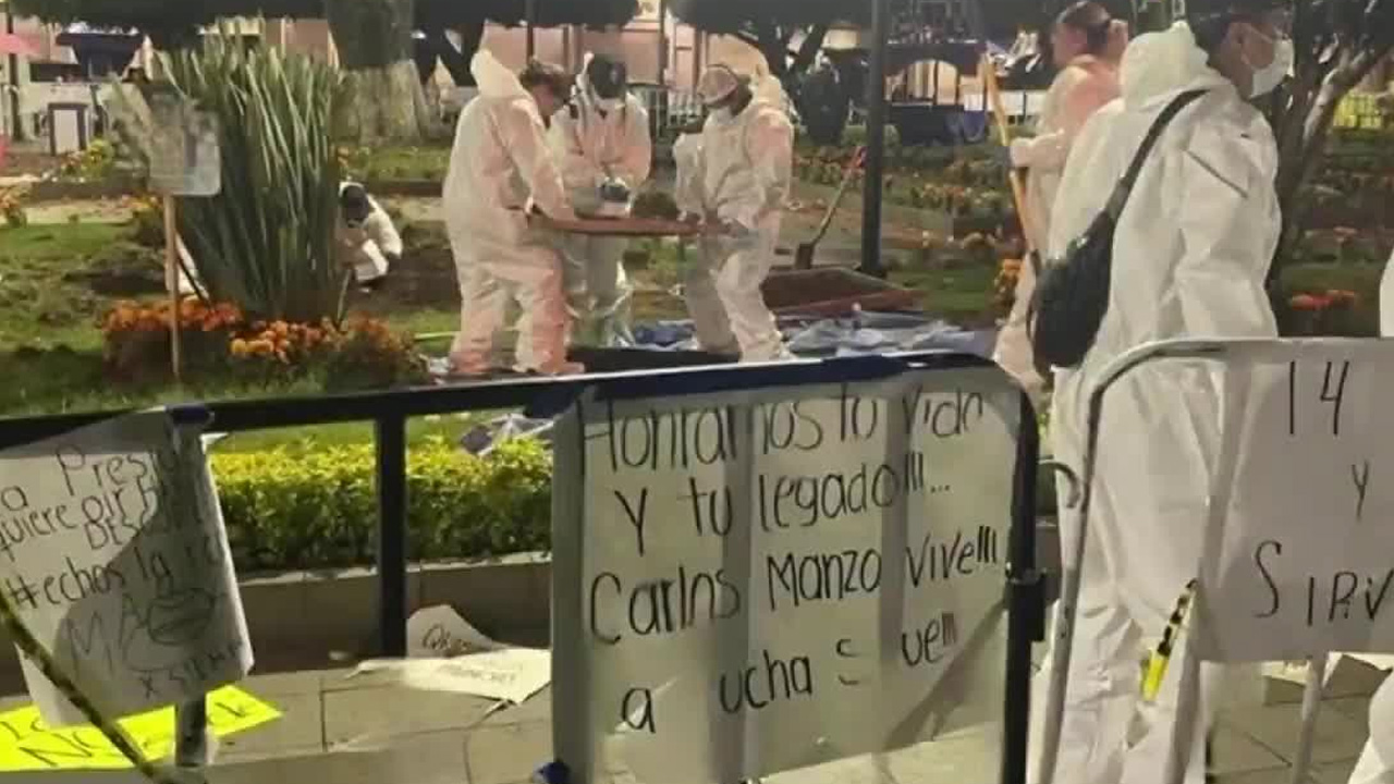 Peritos de la FGE de Michoacán regresaron a la Plaza de los Mártires, donde fue asesinado el alcalde de Uruapan, Carlos Manzo Rodríguez