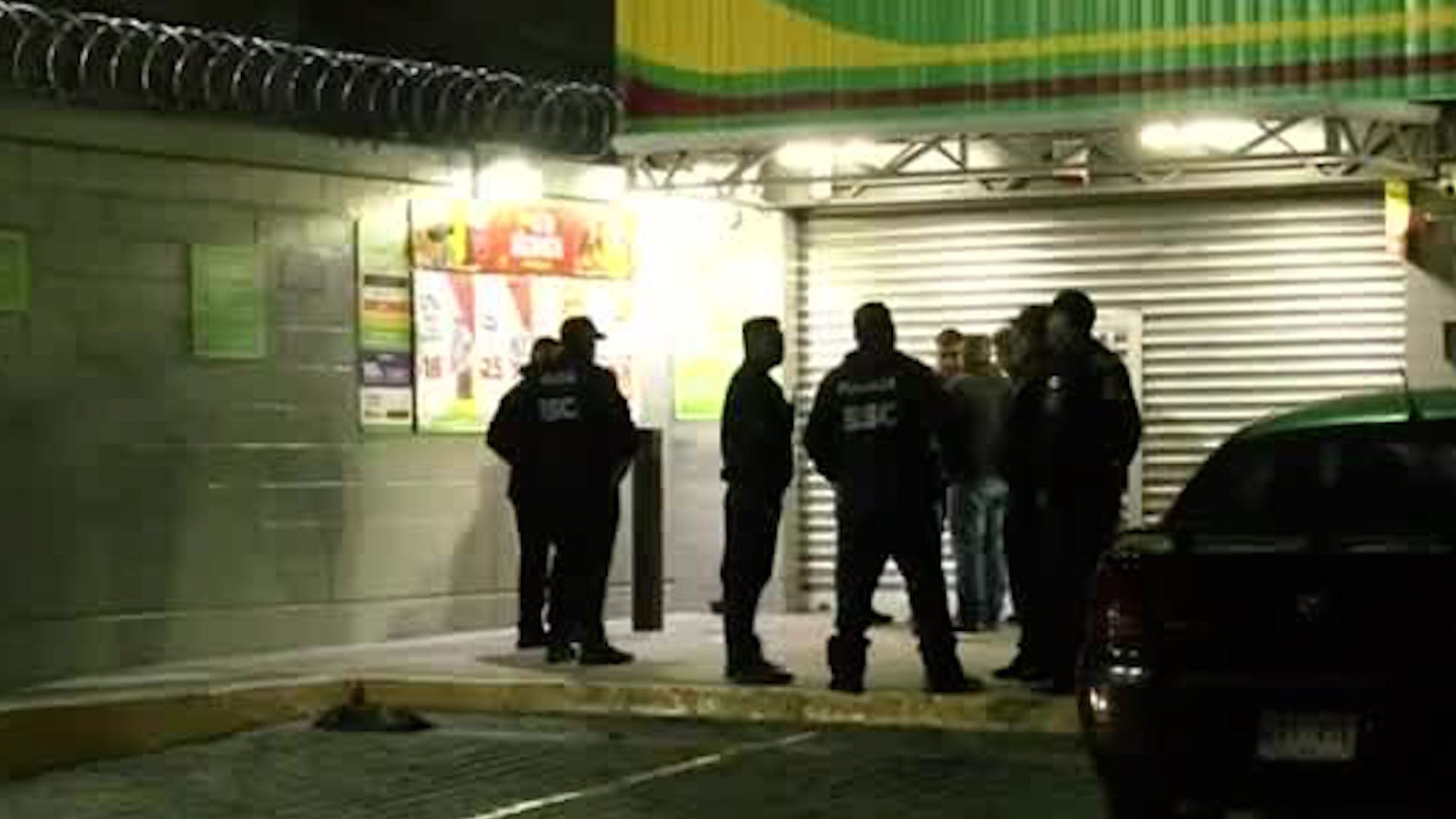 Compañeros del afectado por un asalto a una tienda de conveniencia lo trasladaron al hospital General de Ticomán.